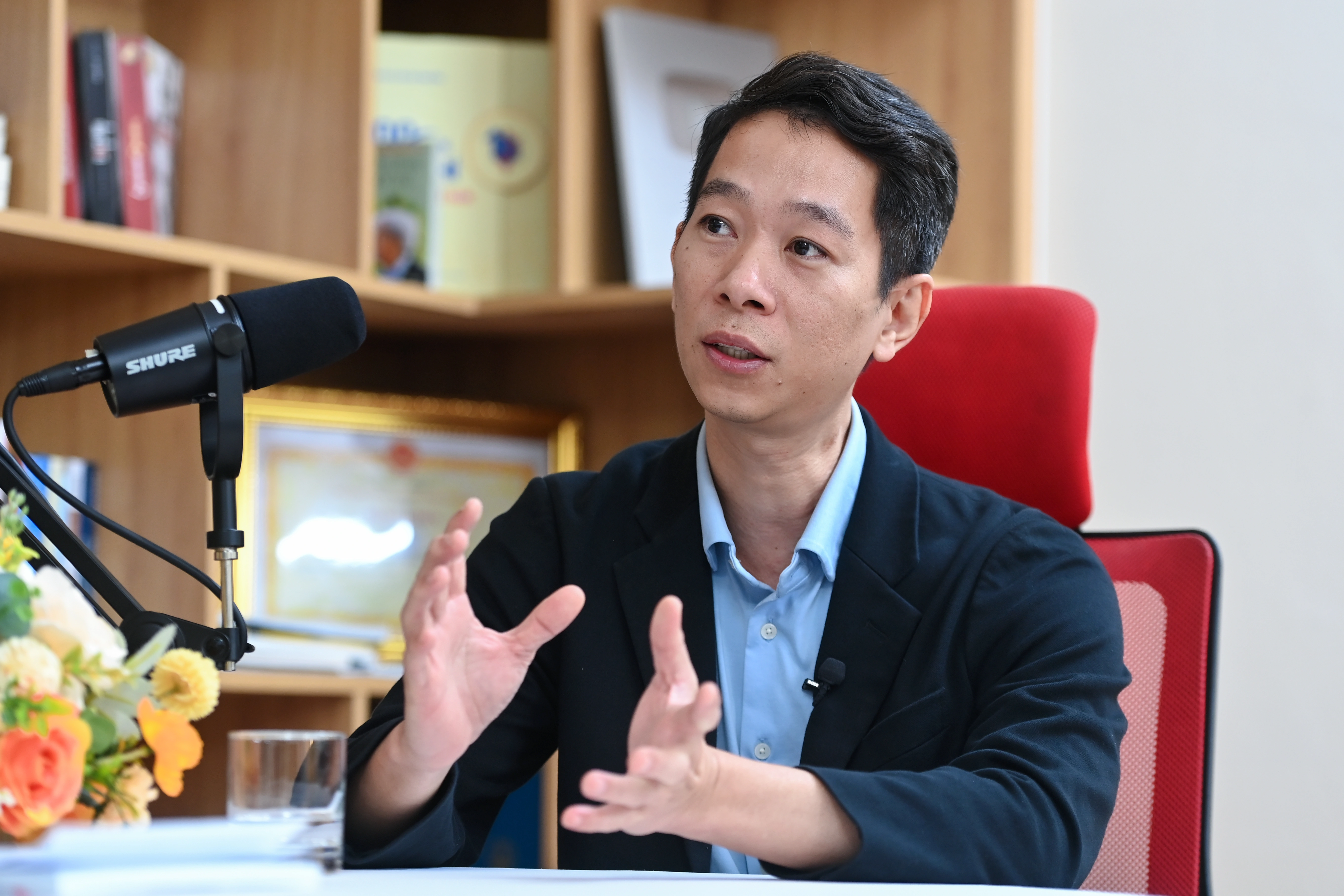 Ông Lê Công Thành nhấn mạnh việc chuyển dịch tư duy từ "thay thế" sang "trao quyền" cho nhân sự khi ứng dụng AI (Ảnh: Hải Long).