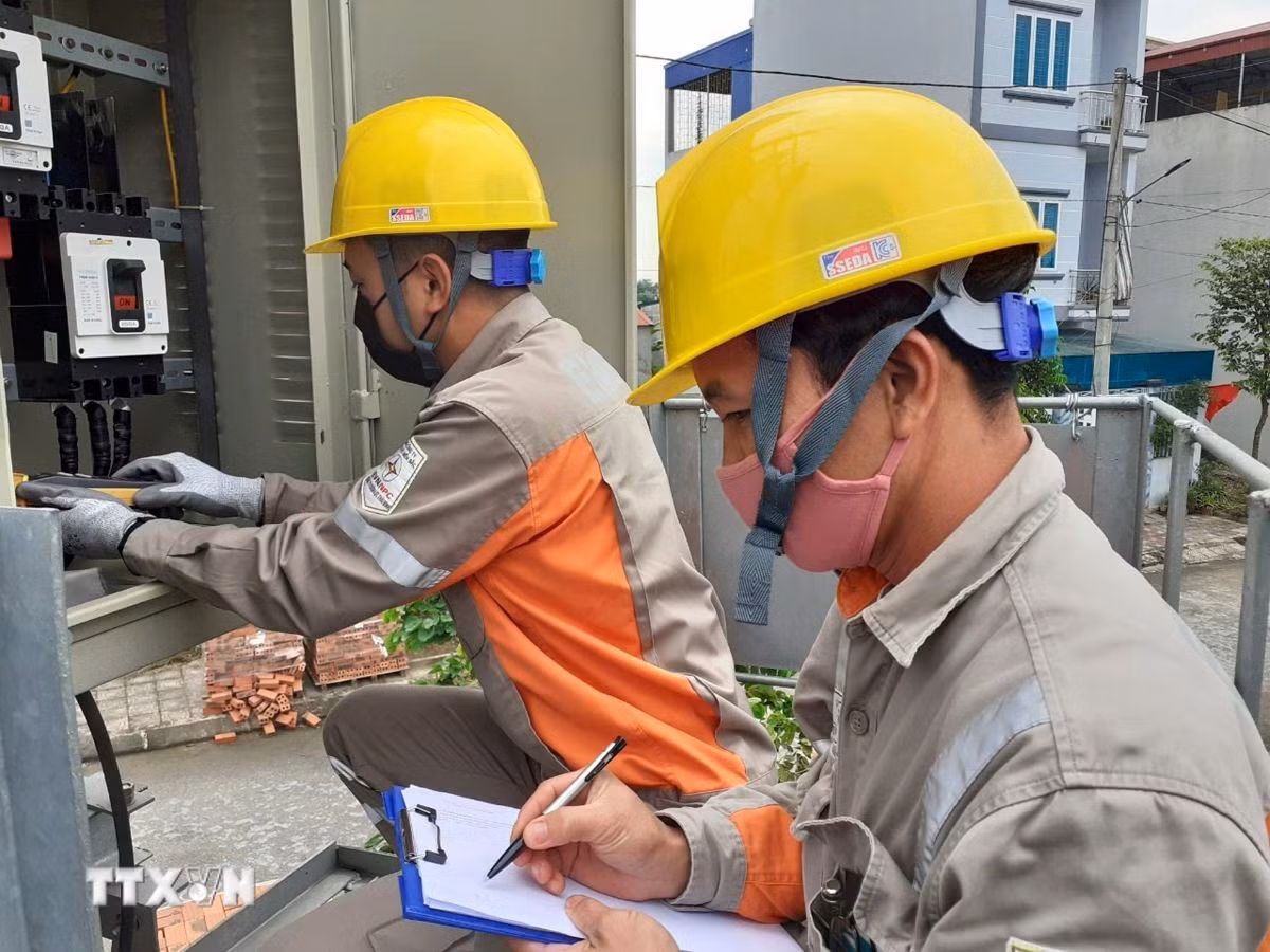 Tác phong công nghiệp và kỹ năng thực chiến là những tiêu chí hàng đầu khi tuyển dụng. (Ảnh minh họa: TTXVN phát)