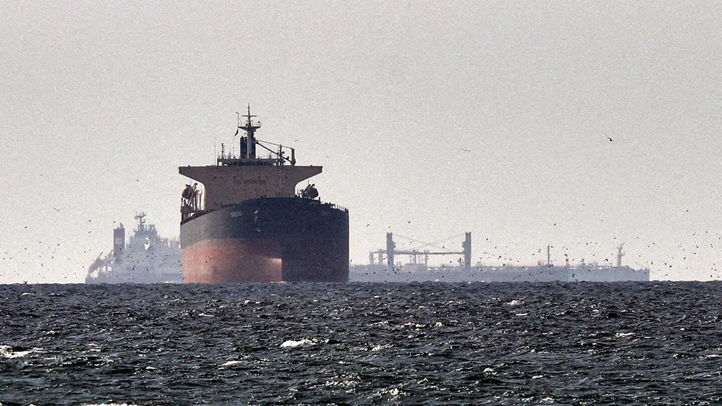 Hormuz hiện là điểm nghẽn chiến lược, nơi bất kỳ sự cố nào cũng có thể gây sốc cho giá năng lượng thế giới (Ảnh: Reuters).