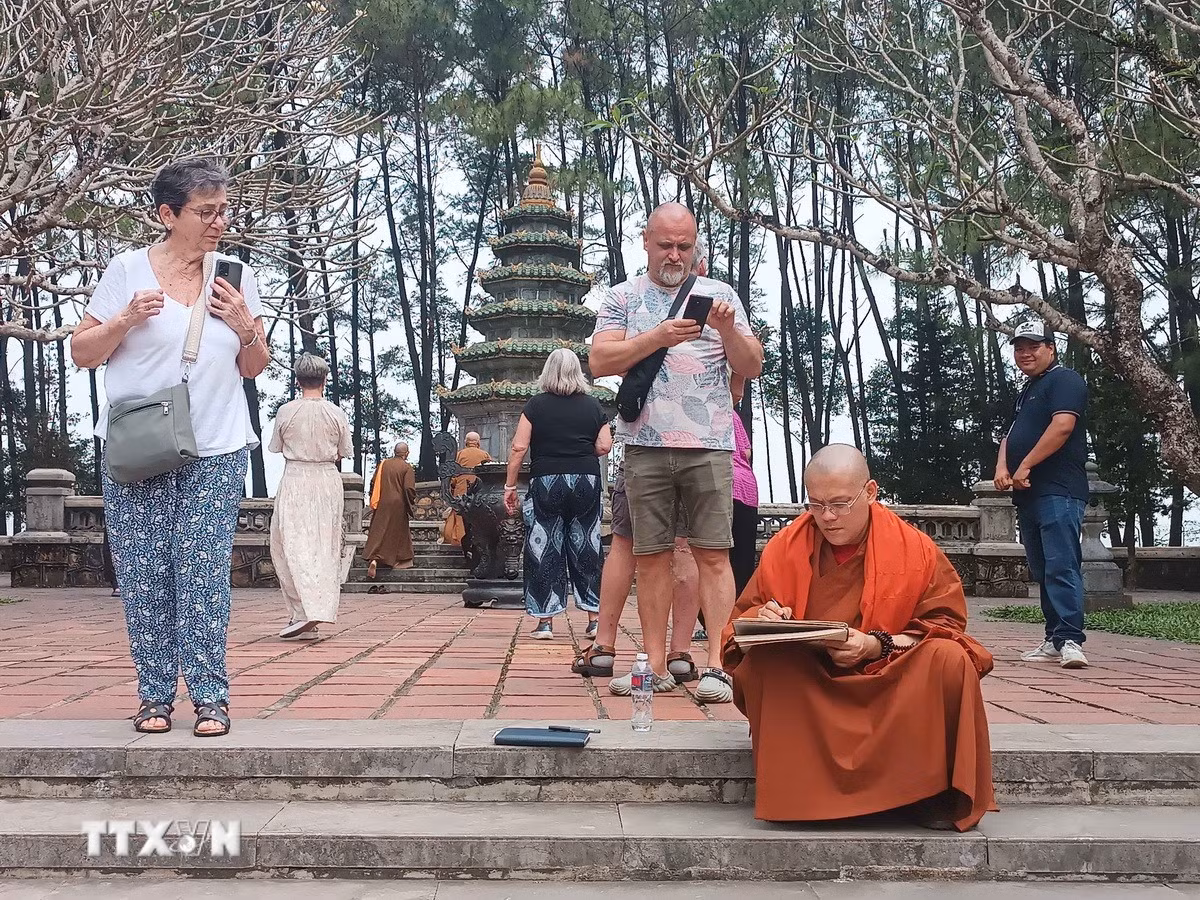Du khách quốc tế trải nghiệm không gian văn hóa tại Đại Nội Huế.