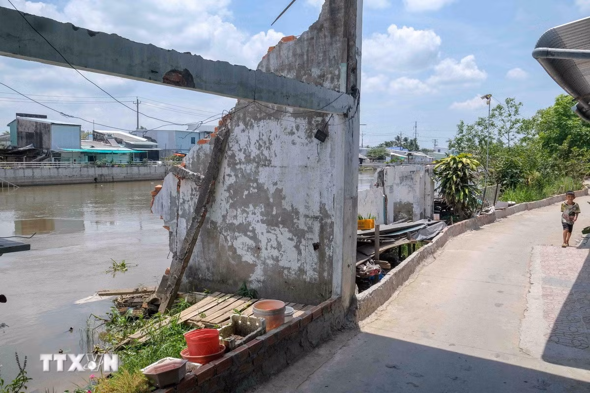 Một dãy nhà ven sông Nàng Mau, đoạn qua xã Thạnh Hòa, thành phố Cần Thơ bị sạt lở chỉ còn vài mảng tường. (Ảnh: Thanh Liêm/TTXVN)