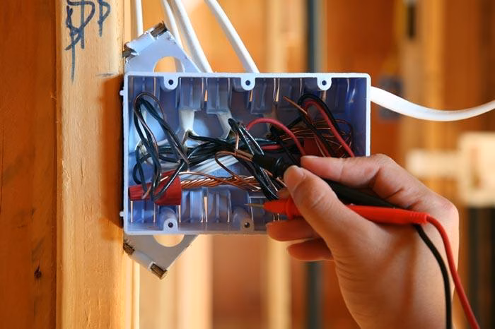 Nghị định 133/2026/NĐ-CP quy định cụ thể các hành vi vi phạm trong sử dụng điện và mức xử phạt tương ứng, có hiệu lực từ ngày 25/5/2026. (Ảnh minh họa)