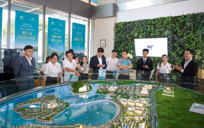 Nhà đầu tư phân tích quy hoạch chiến lược tại Selavia, Nam Phú Quốc.