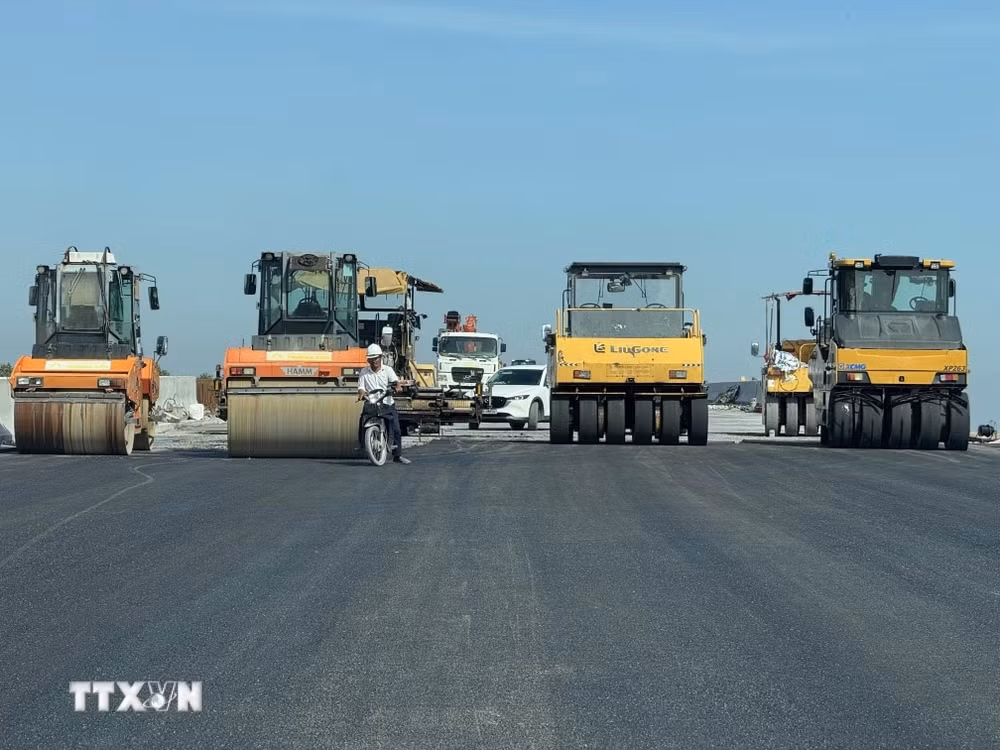Dự án Vành đai 3 hiện đạt 76% khối lượng nhưng dự kiến chậm 6 tháng do biến động giá vật liệu. (Ảnh: Công Phong/TTXVN)