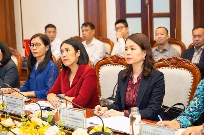 Thứ trưởng Nguyễn Minh Hằng nhấn mạnh vai trò đồng hành của Bộ Ngoại giao trong việc hỗ trợ doanh nghiệp vươn ra biển lớn.