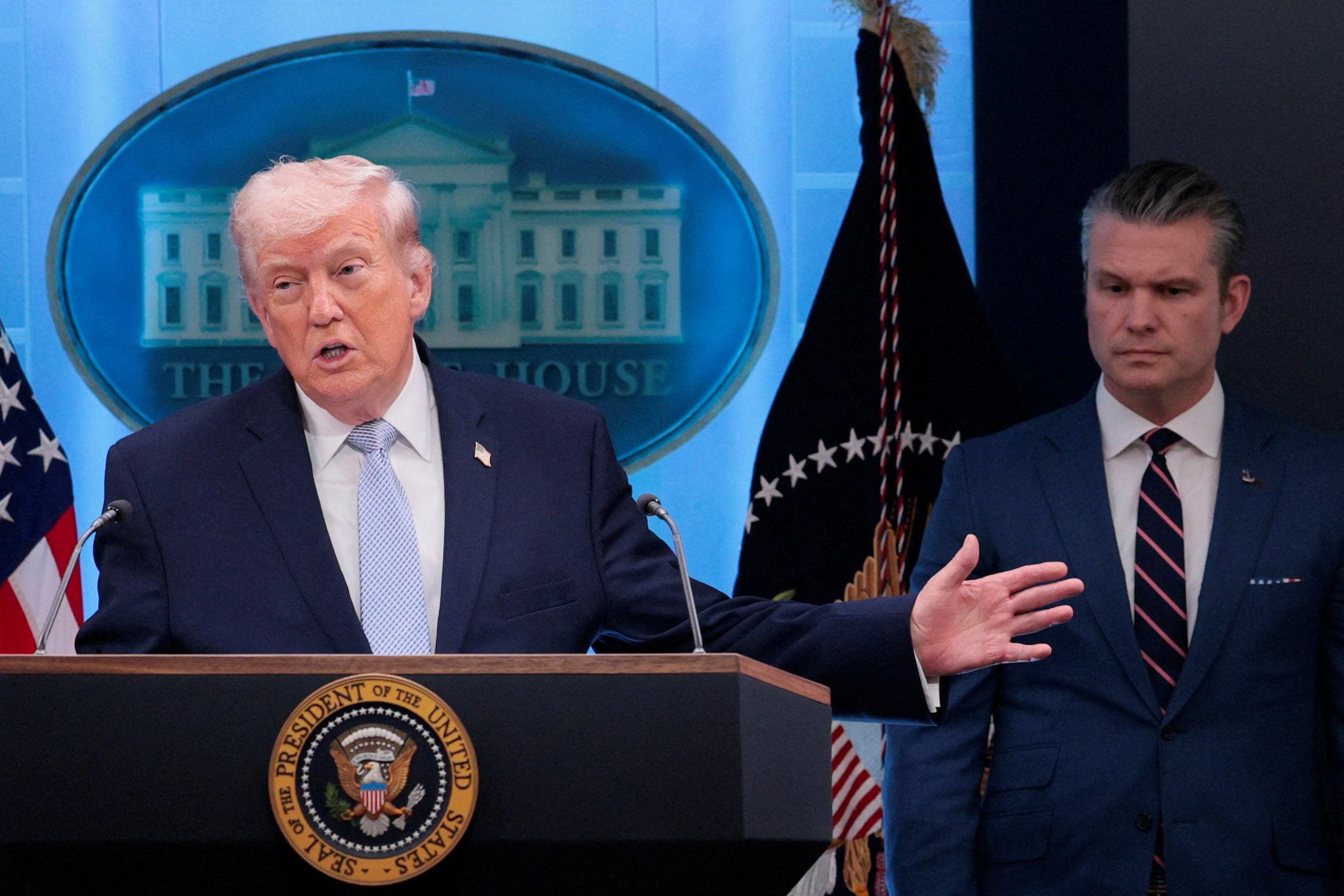 Tổng thống Mỹ Donald Trump và Bộ trưởng Quốc phòng Pete Hegseth trong một cuộc họp báo tại Nhà Trắng (Ảnh: Reuters).